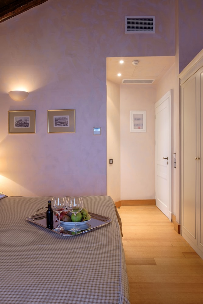 Siora Vittoria Boutique Hotel — Hotel rooms in Corfu Town, Ionian Islands