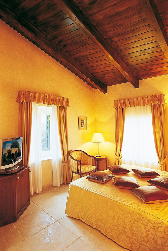 Siora Vittoria Boutique Hotel — Hotel rooms in Corfu Town, Ionian Islands