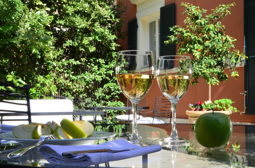 Siora Vittoria Boutique Hotel — Restaurant & bars in Corfu Town, Ionian Islands