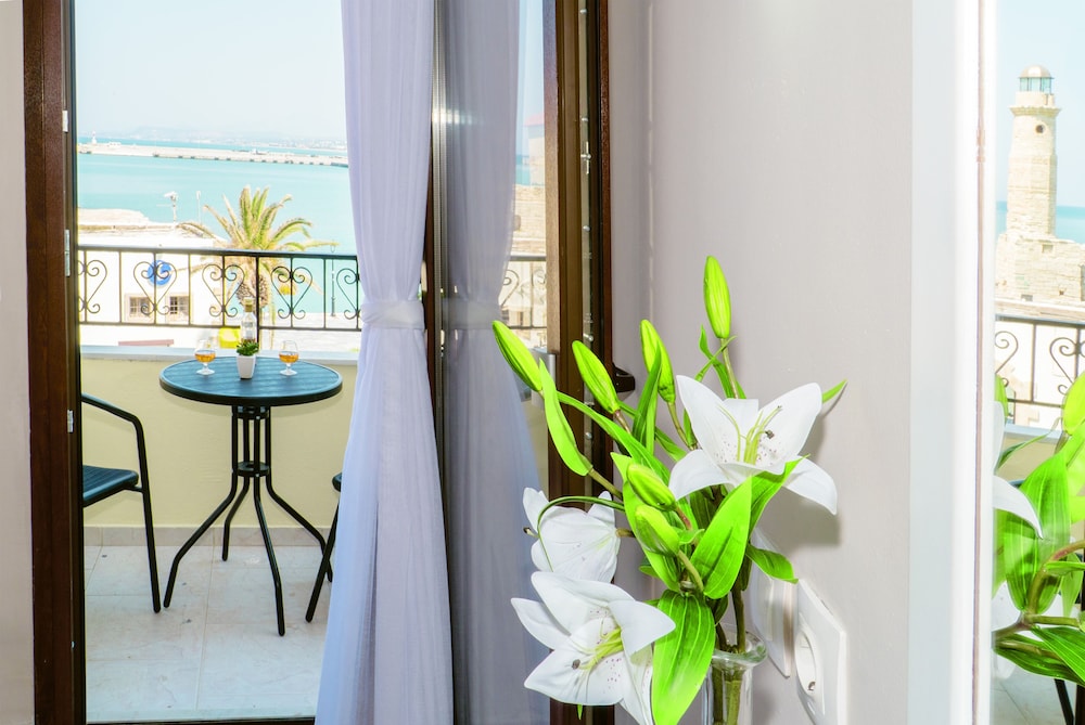 Faros Beach Hotel — Hotel rooms in Rethymnon