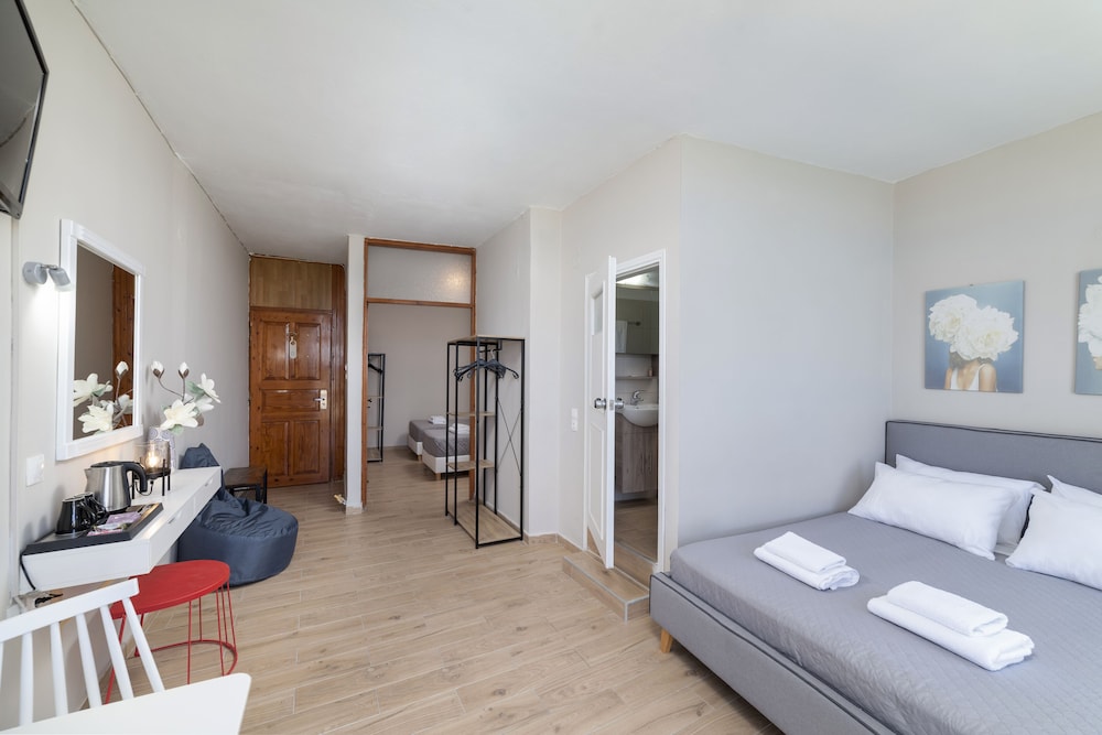 Faros Beach Hotel — Hotel rooms in Rethymnon