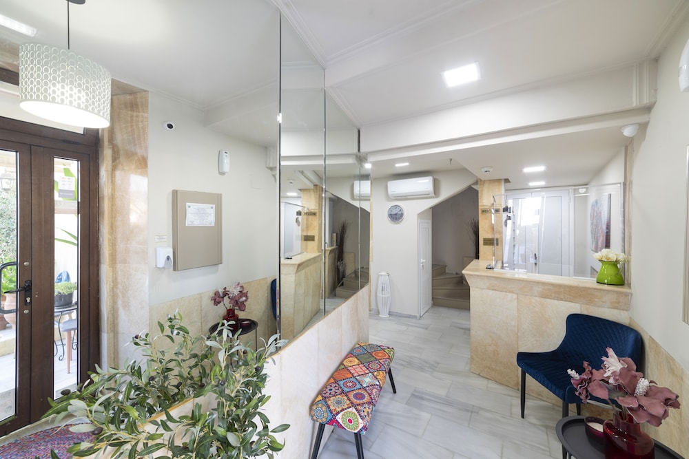 Faros Beach Hotel — Hotel building in Rethymnon