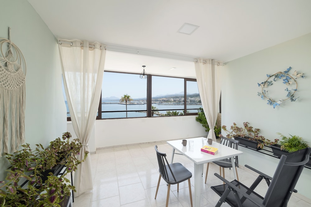 Faros Beach Hotel — Hotel rooms in Rethymnon