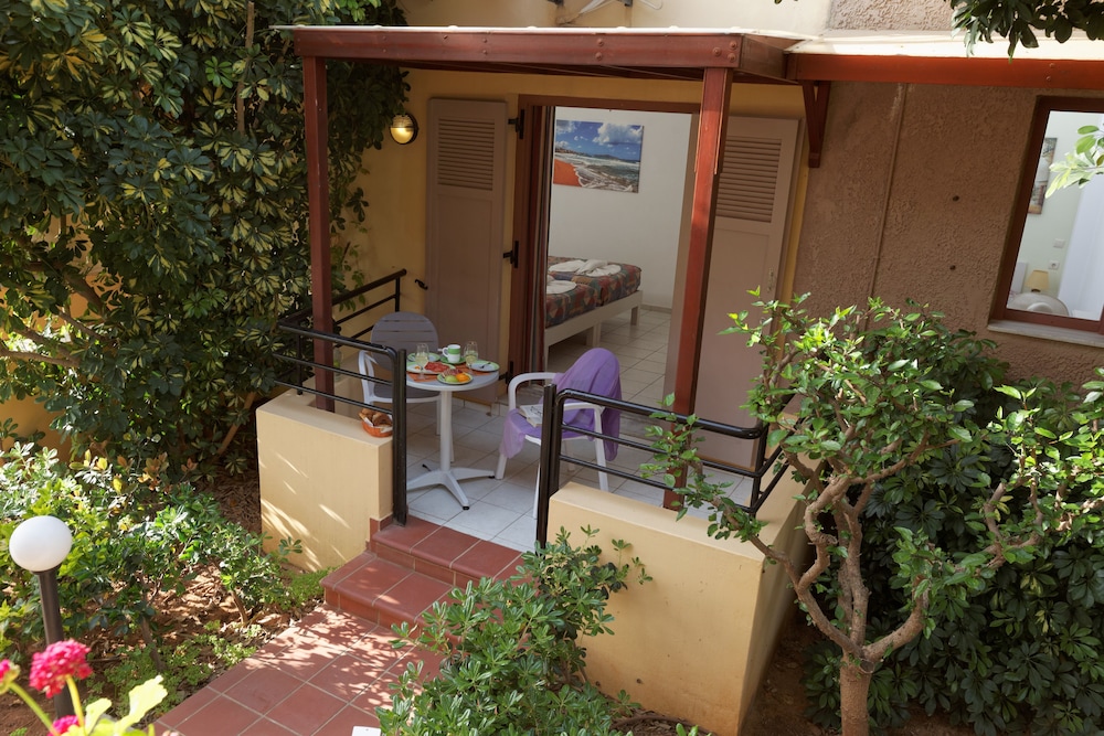 Latania Apartments — Hotel rooms in Stalida
