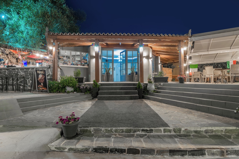 Callinica Hotel — Hotel building in Tsilivi, Ionian Islands
