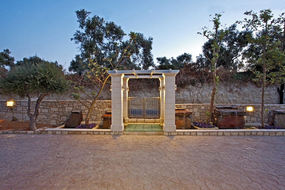 Carme Villas — Hotel building in Rethymnon