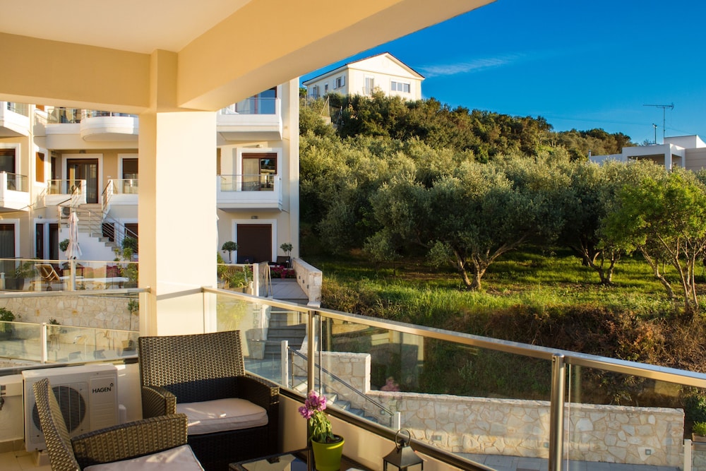 Esthisis Suites Chania — Hotel building in Platanias