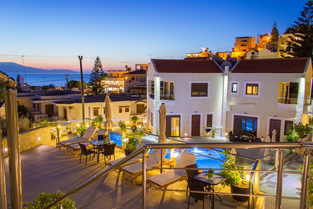 Esthisis Suites Chania — Swimming pool in Platanias