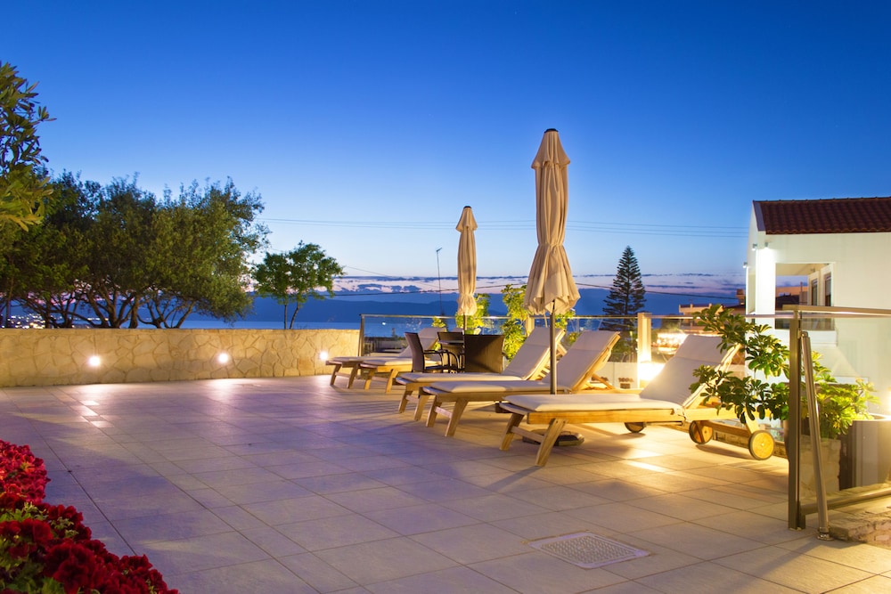 Esthisis Suites Chania — Hotel building in Platanias