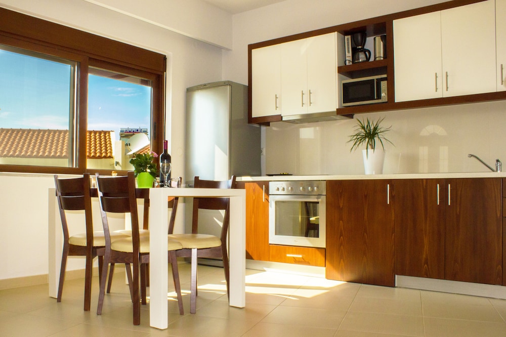 Esthisis Suites Chania — Hotel rooms in Platanias