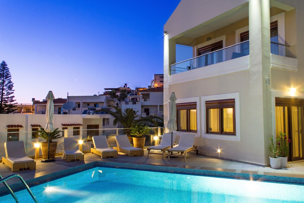 Esthisis Suites Chania — Swimming pool in Platanias