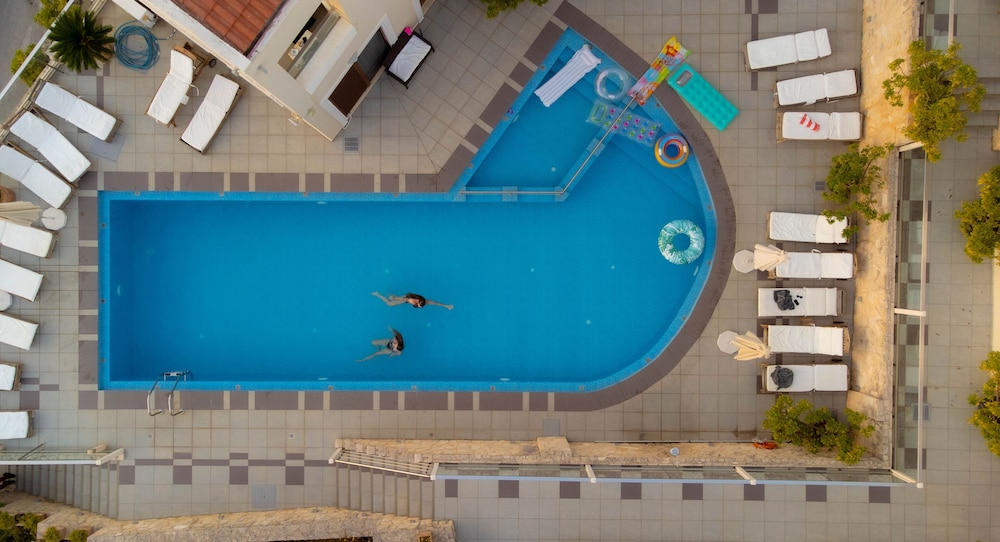 Esthisis Suites Chania — Swimming pool in Platanias