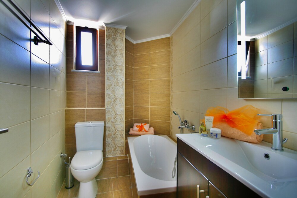 Esthisis Suites Chania — Hotel rooms in Platanias