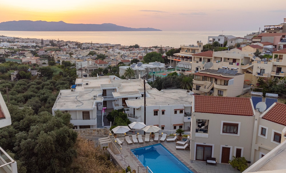 Esthisis Suites Chania — Swimming pool in Platanias