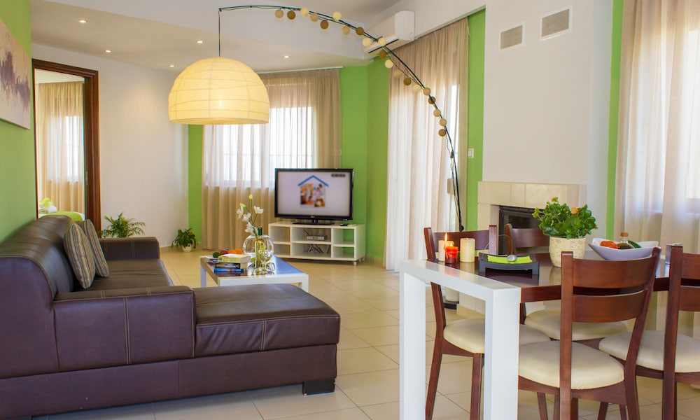 Esthisis Suites Chania — Hotel rooms in Platanias