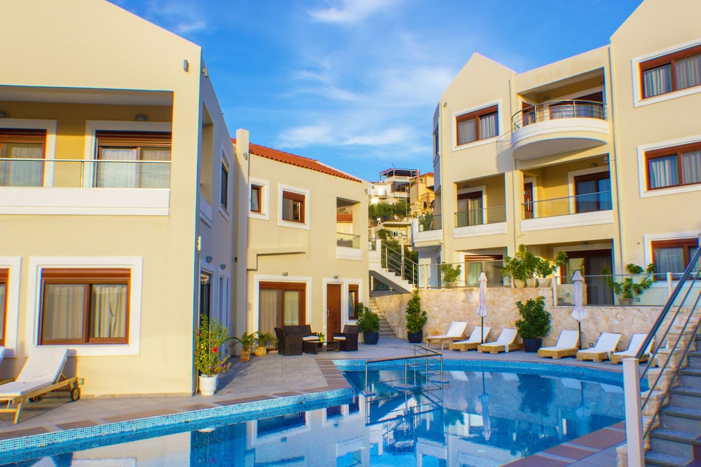 Esthisis Suites Chania — Swimming pool in Platanias