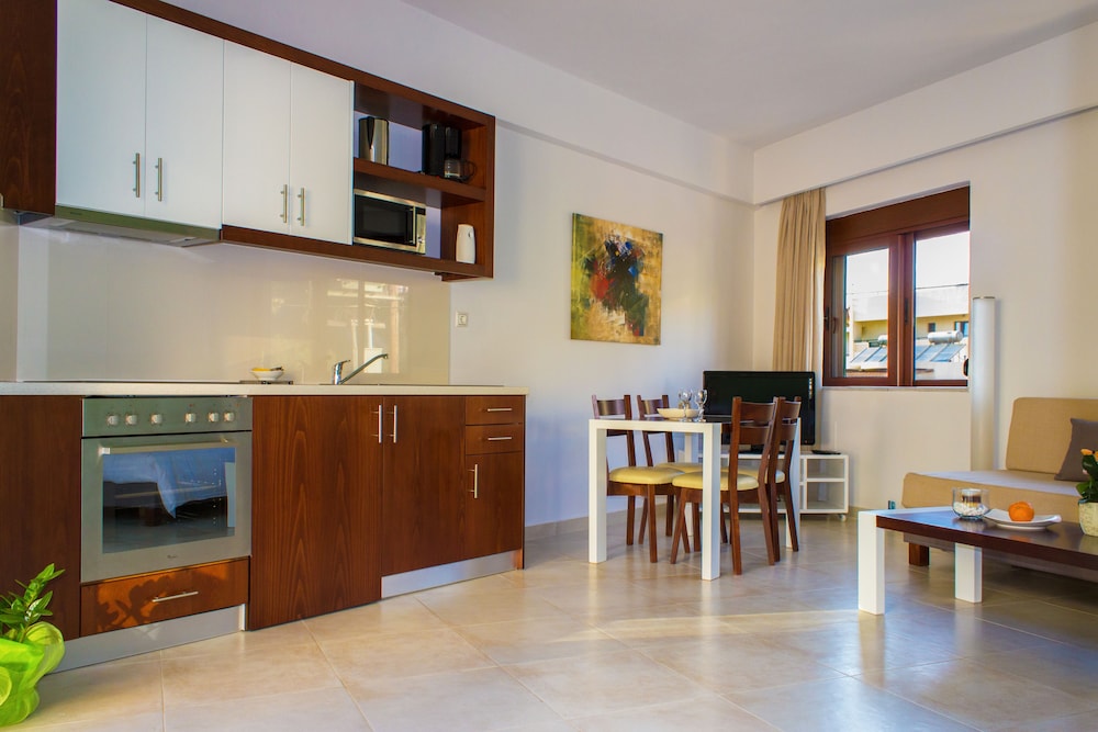 Esthisis Suites Chania — Hotel rooms in Platanias