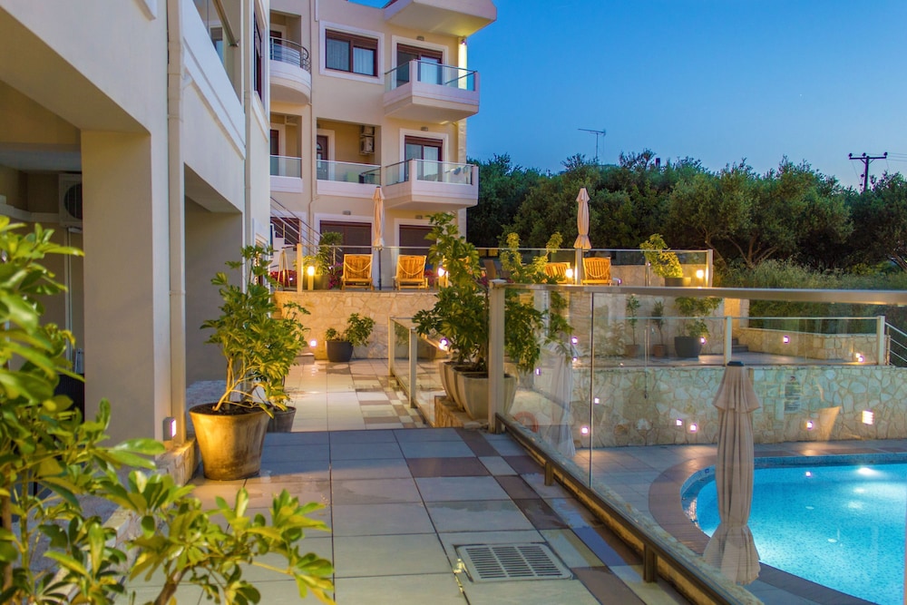 Esthisis Suites Chania — Hotel building in Platanias