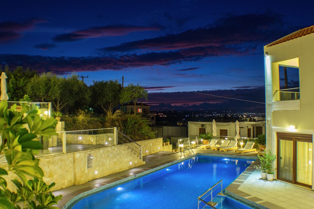 Esthisis Suites Chania — Swimming pool in Platanias