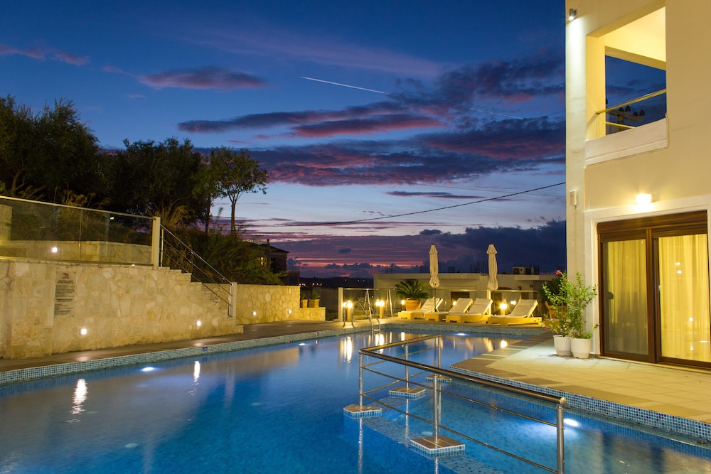 Esthisis Suites Chania — Swimming pool in Platanias