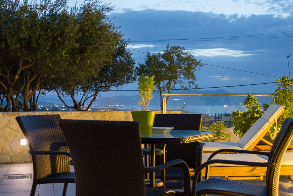 Esthisis Suites Chania — Restaurant & bars in Platanias
