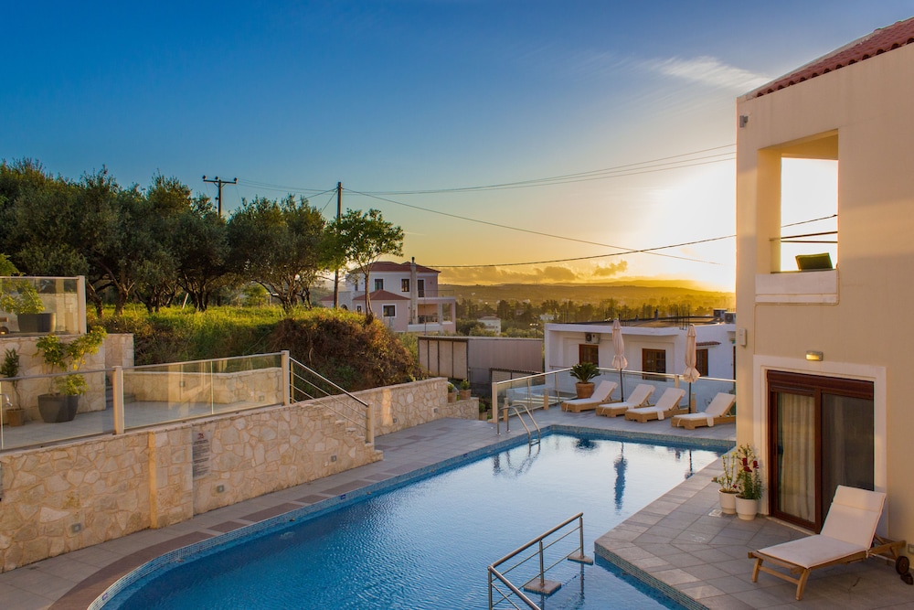 Esthisis Suites Chania — Swimming pool in Platanias