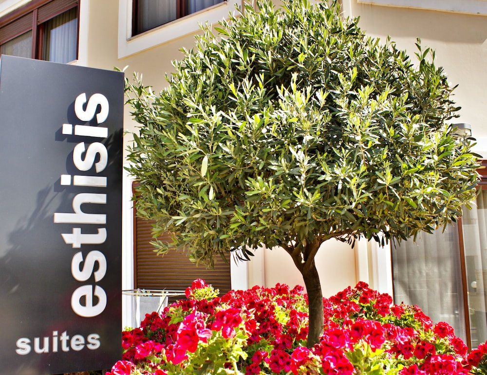 Esthisis Suites Chania — Hotel building in Platanias