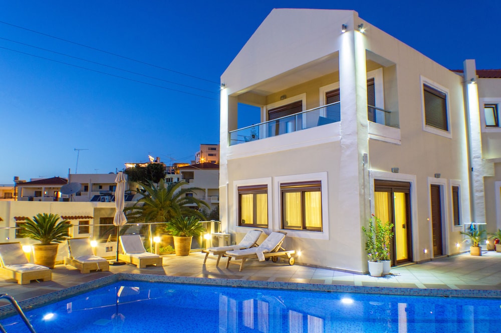 Esthisis Suites Chania — Hotel building in Platanias