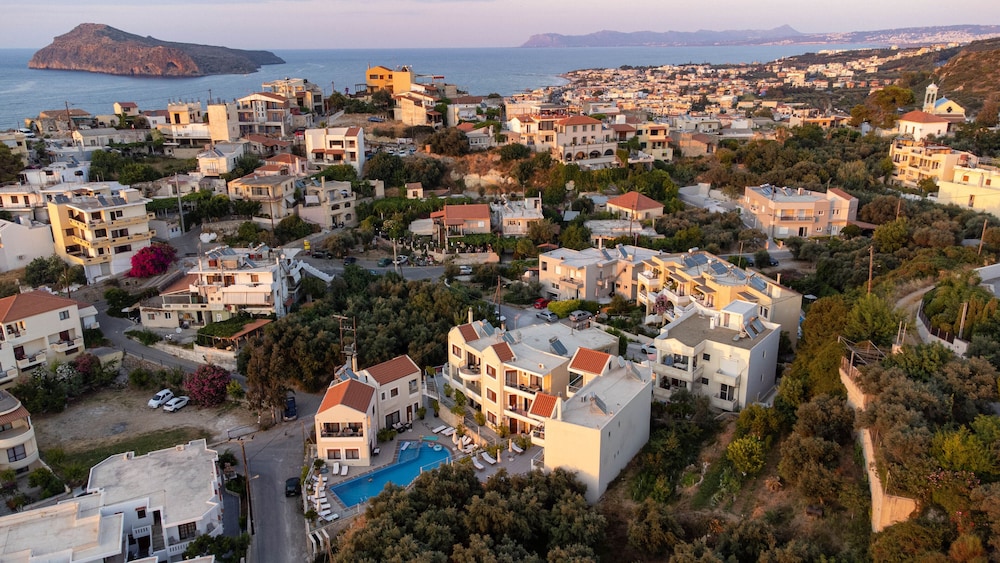 Esthisis Suites Chania — Swimming pool in Platanias