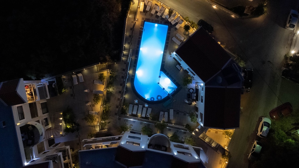 Esthisis Suites Chania — Swimming pool in Platanias