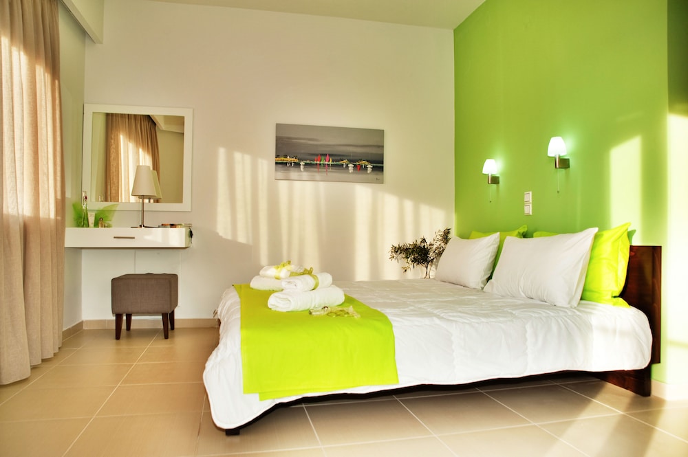 Esthisis Suites Chania — Hotel rooms in Platanias