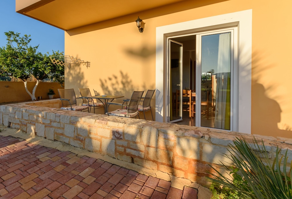 Danelis Studios and Apartments — Hotel building in Malia