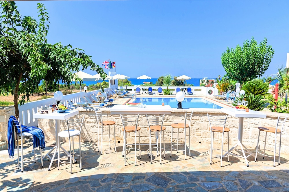 Palladion — Swimming pool in Georgioupolis