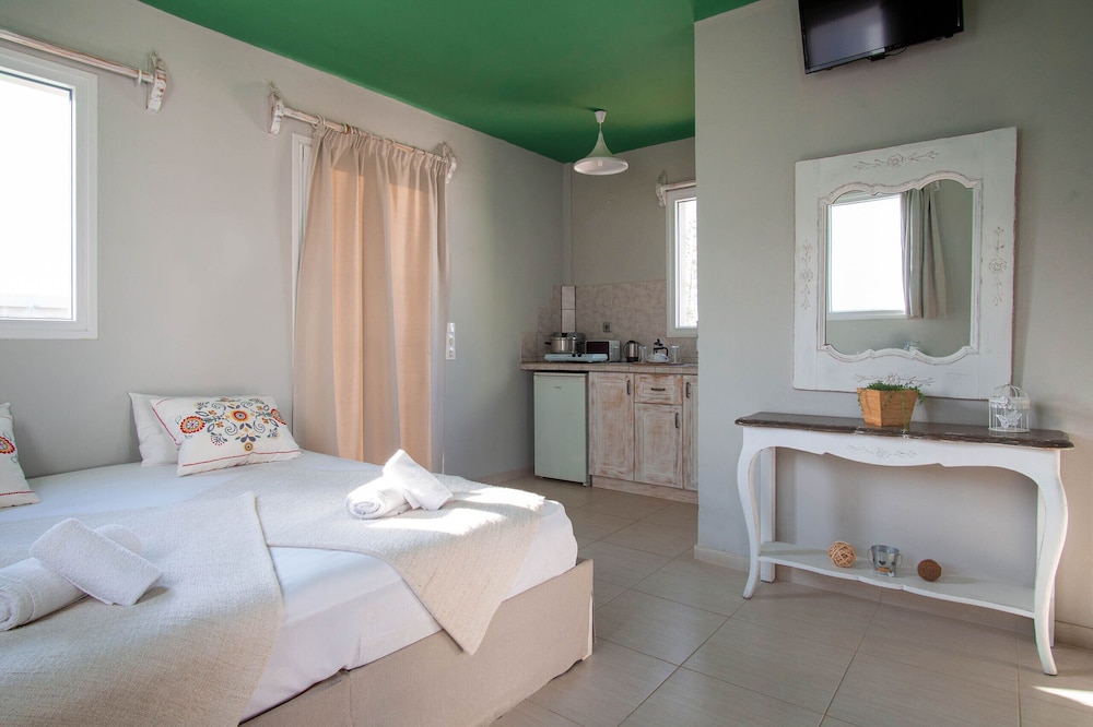 Golden Sun — Hotel rooms in Malia