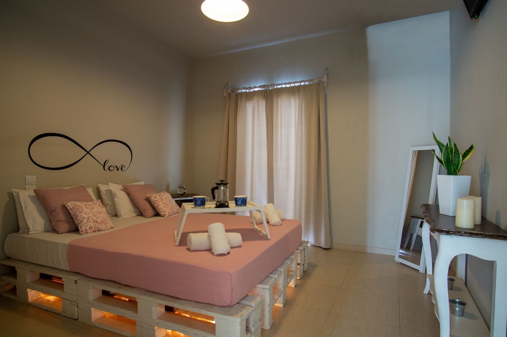 Golden Sun — Hotel rooms in Malia