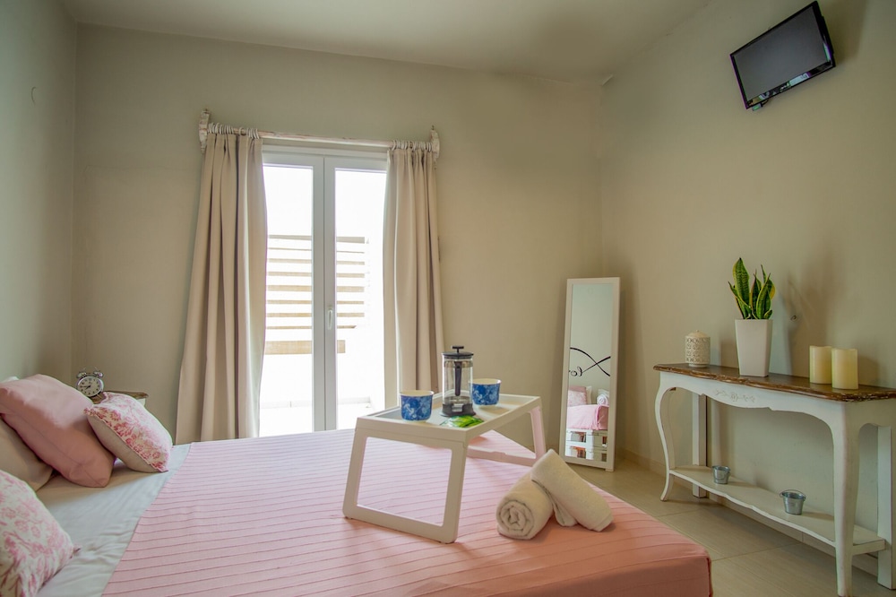 Golden Sun — Hotel rooms in Malia