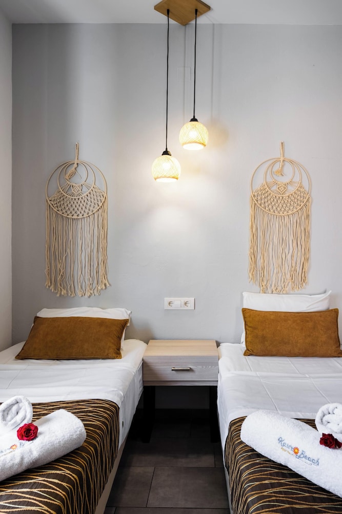 Kastro Beach Apartments — Hotel rooms in Malia