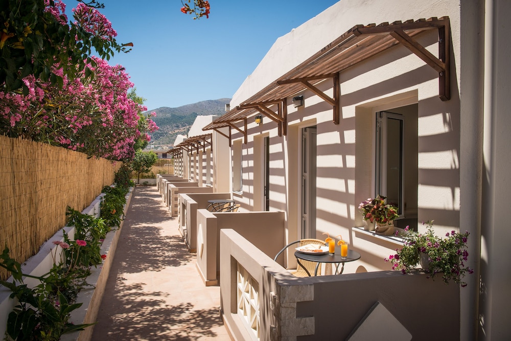 Kastro Beach Apartments — Hotel building in Malia