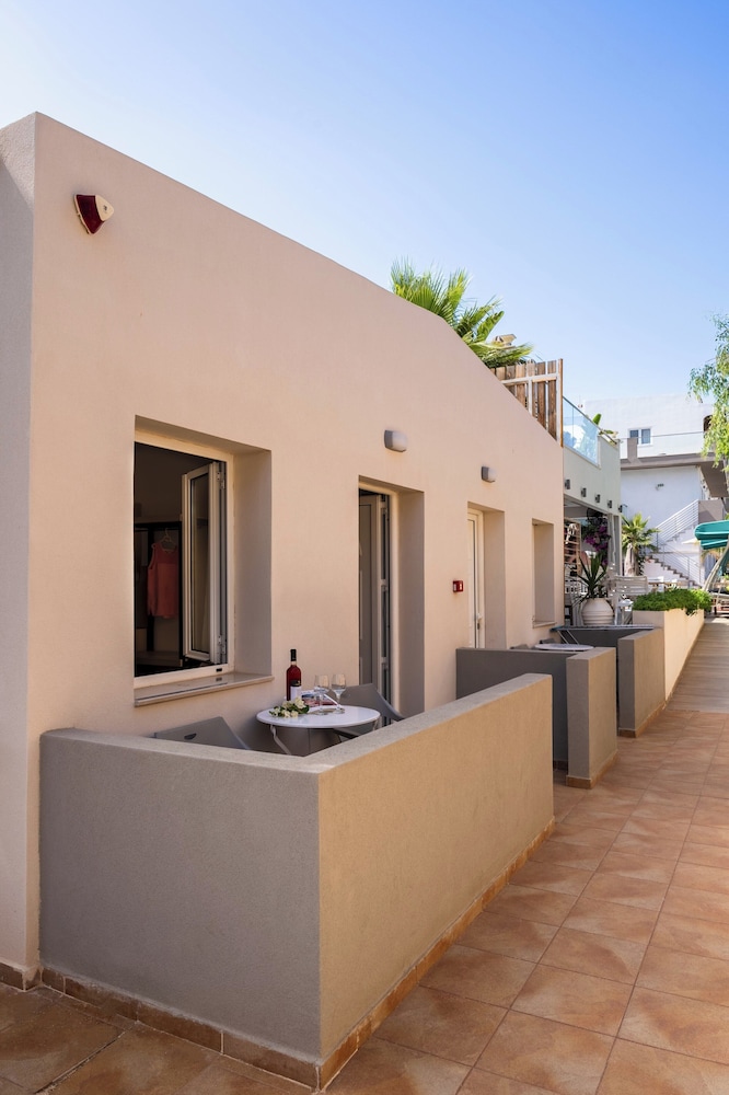 Kastro Beach Apartments — Hotel building in Malia