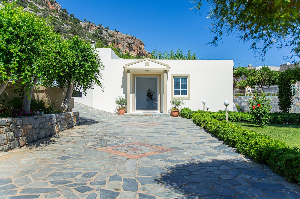 Villa Mare Monte — Hotel building in Malia
