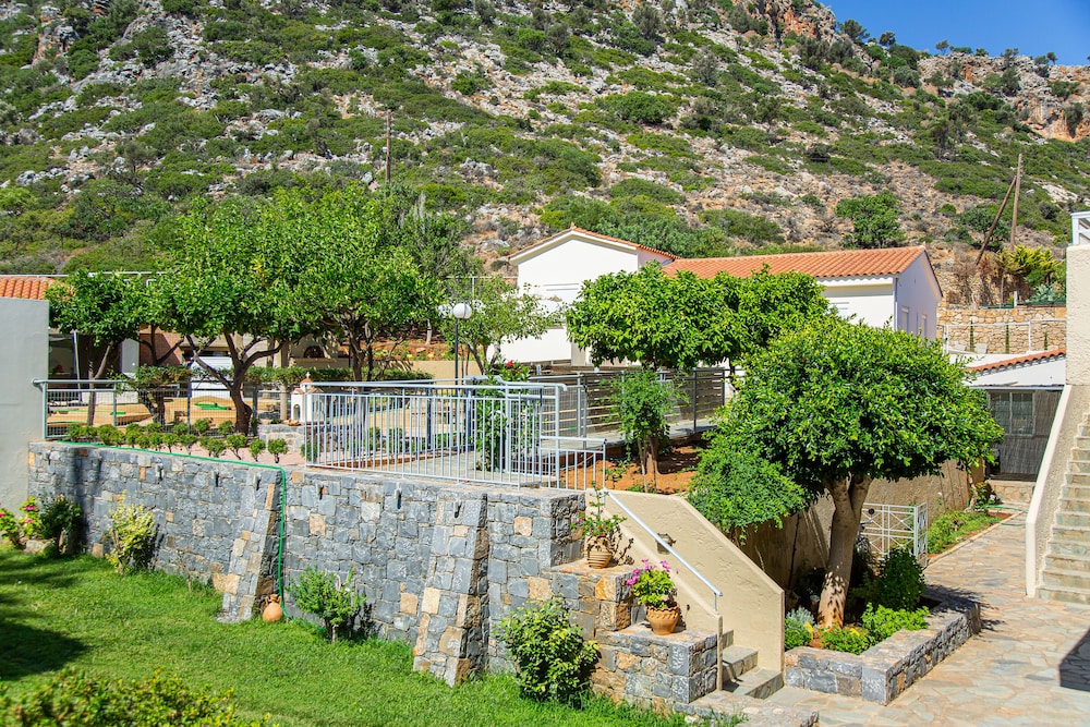 Villa Mare Monte — Hotel building in Malia