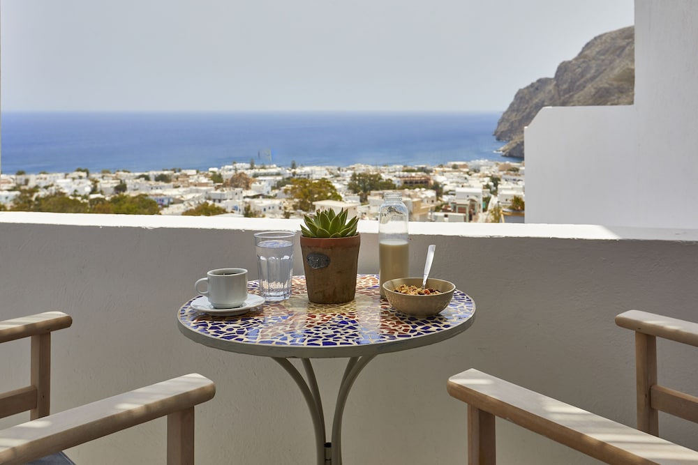 Acropole Sunrise — Hotel rooms in Kamari, South Aegean