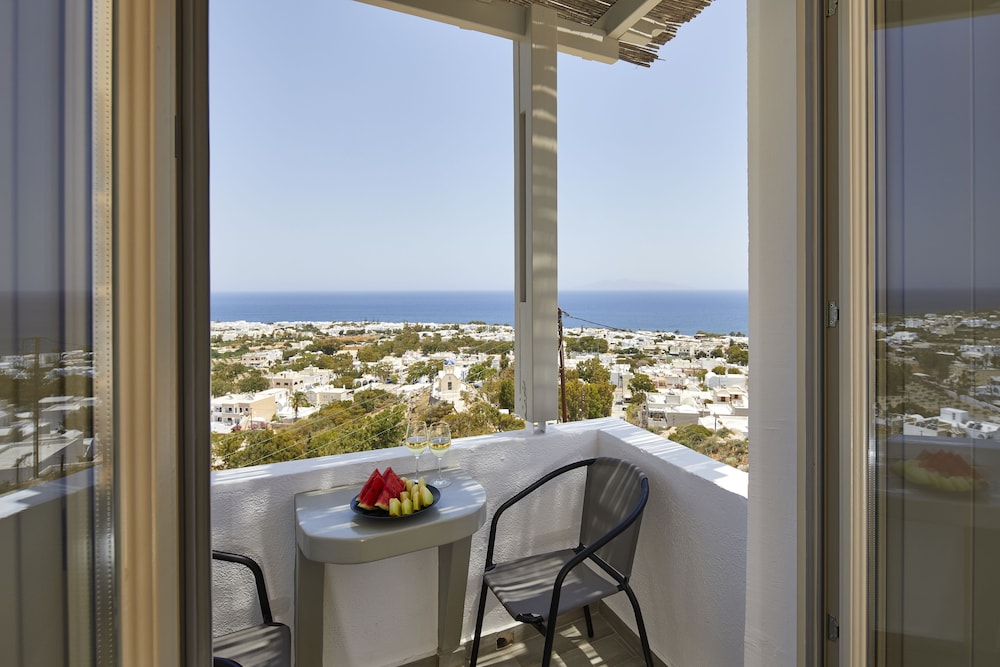 Acropole Sunrise — Hotel rooms in Kamari, South Aegean