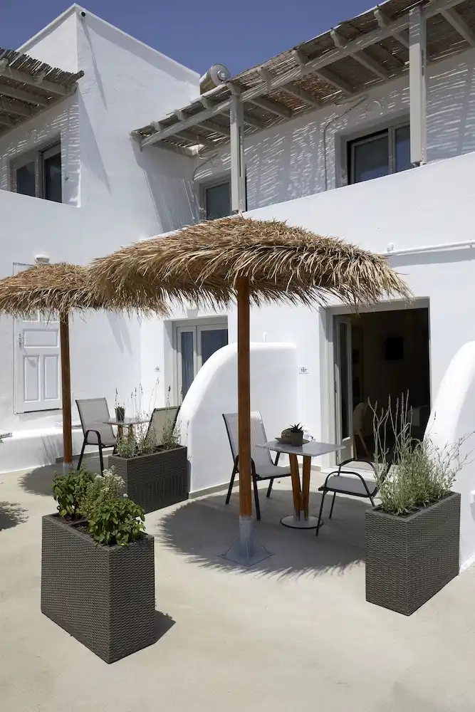 Acropole Sunrise — Hotel building in Kamari, South Aegean