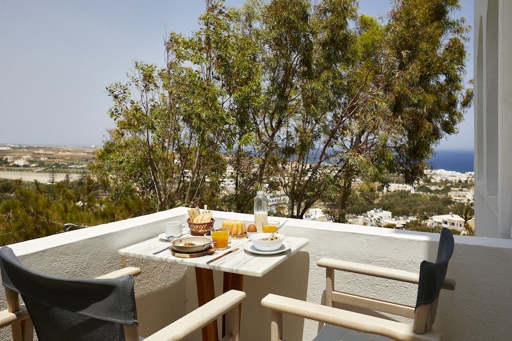 Acropole Sunrise — Hotel rooms in Kamari, South Aegean