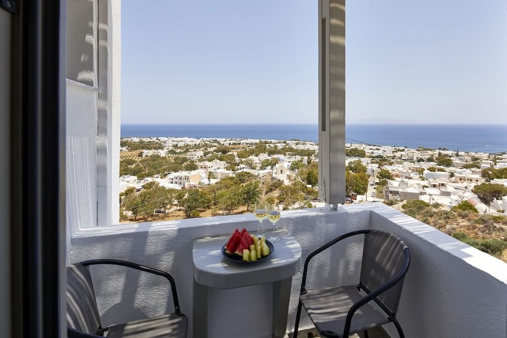 Acropole Sunrise — Hotel rooms in Kamari, South Aegean