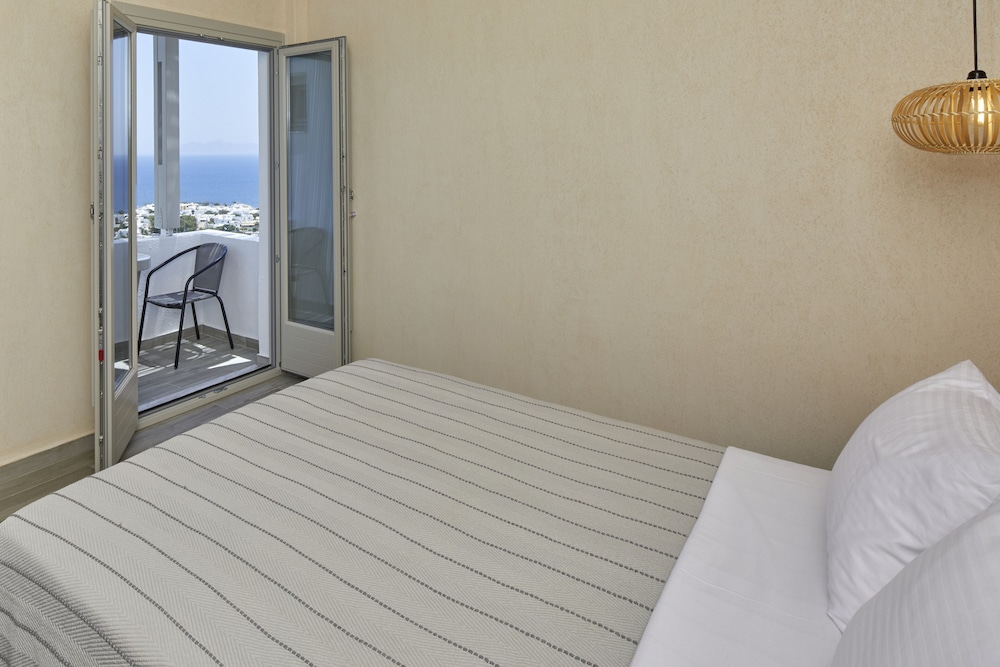 Acropole Sunrise — Hotel rooms in Kamari, South Aegean