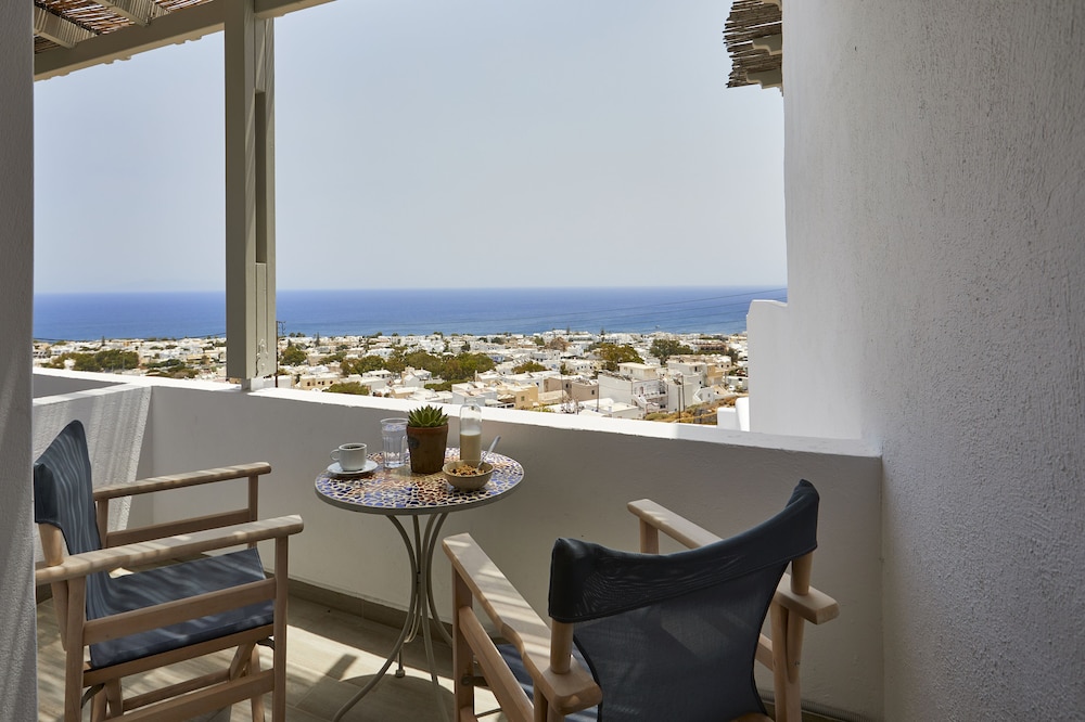 Acropole Sunrise — Hotel rooms in Kamari, South Aegean