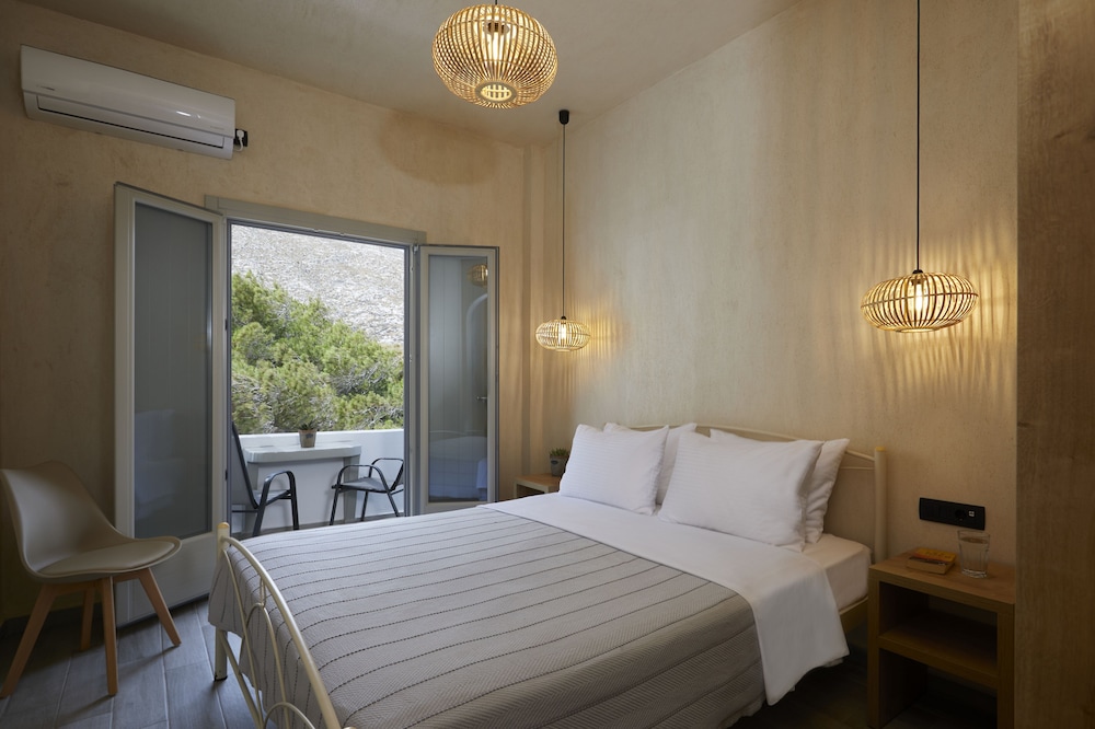 Acropole Sunrise — Hotel rooms in Kamari, South Aegean