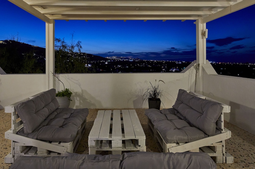 Acropole Sunrise — Hotel rooms in Kamari, South Aegean